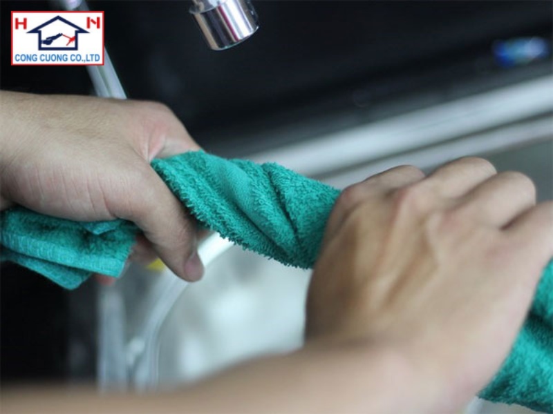 Dùng nước ấm pha với dung dịch để lau chùi máy se bột