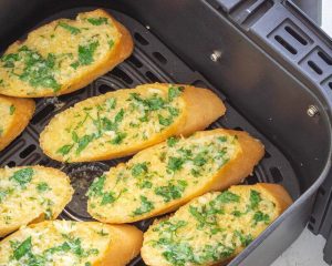 nuong-banh-mi-bang-noi-chien-khong-dau